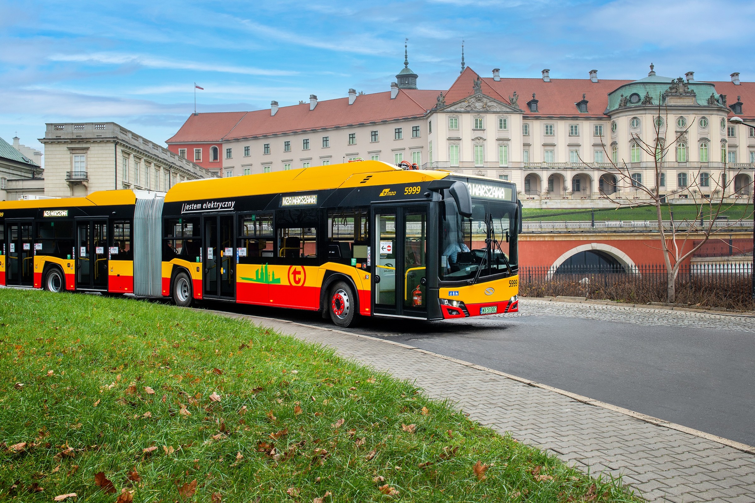 Warszawa rozbuduje flotę autobusów. MZA zamówiły 79 Solarisów