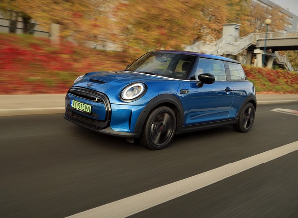 MINI Cooper SE – porywający ekokoloryt