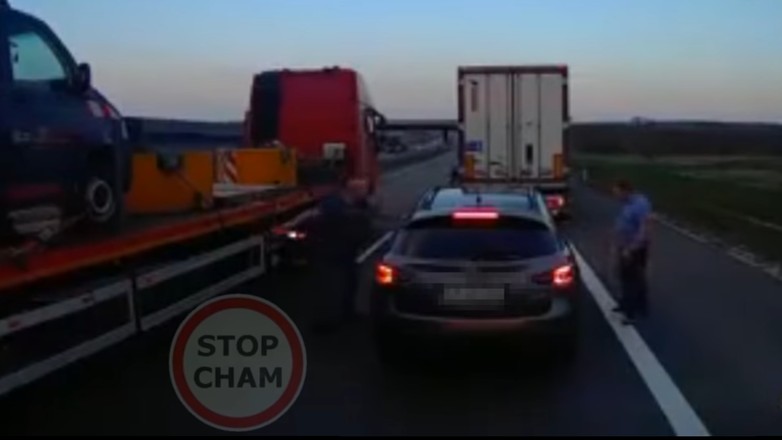 „Szeryf” osaczony przez ciężarówki