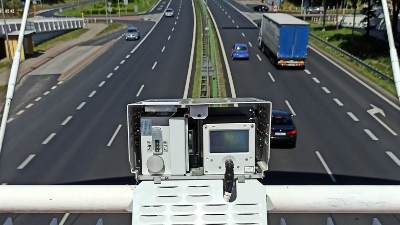 W Warszawie zaprezentowano możliwości nowego fotoradaru śledzącego – Integra 3D+. urządzenie mierzy prędkość, odstępy między autami i przekraczanie ciągłej linii... na raz