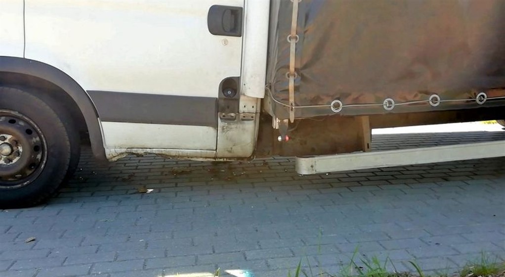 Przeciążony samochód dostawczy miał popękaną ramę