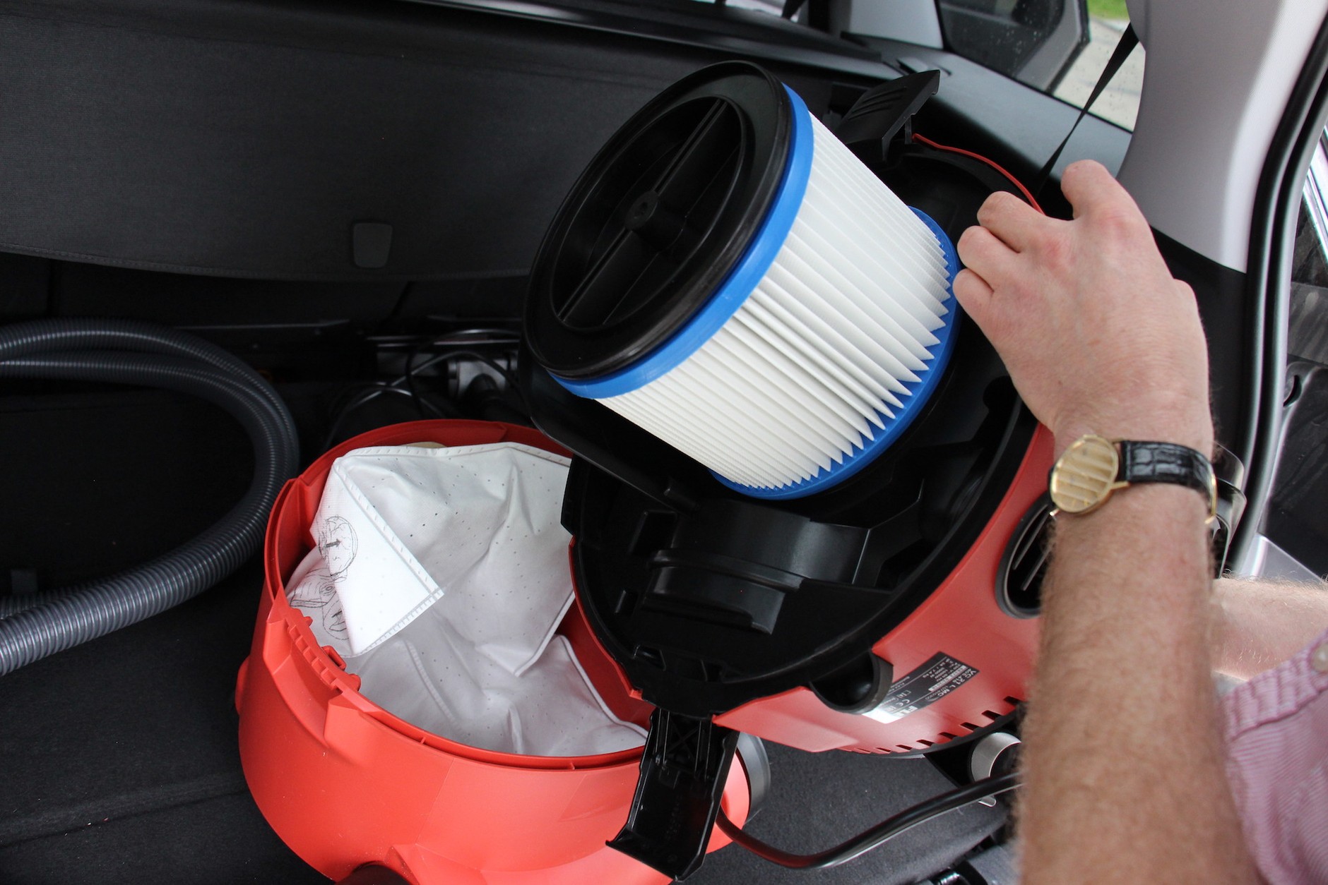 Odkurzacz przemysłowy wyposażony jest w filtr zmywalny – można(po kontakcie z brudną wodą nawet trzeba) go umyć pod wodą