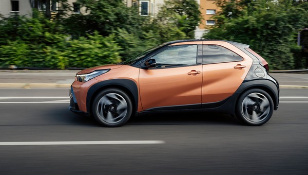 Toyota Aygo X po liftingu to pierwszy miejski crossover z pełną hybrydą. Znamy ceny