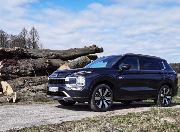 Już jeździłem nowym "wypasionym" rodzinnym japońskim SUV-em. Mitsubishi  Outlander celuje w premium i robi to dobrze