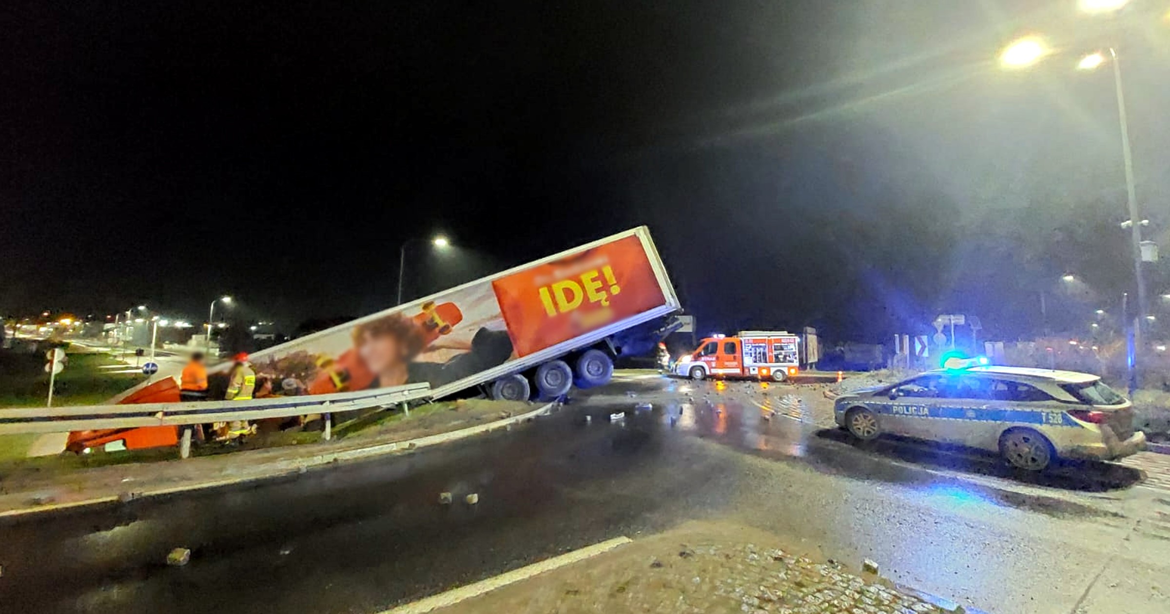 Wypadek w Lubawie. TIR wjechał do tunelu dla pieszych
