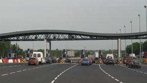 Bezpieczna jazda autostradą - przepisy, dobre obyczaje, kontrole, opłaty