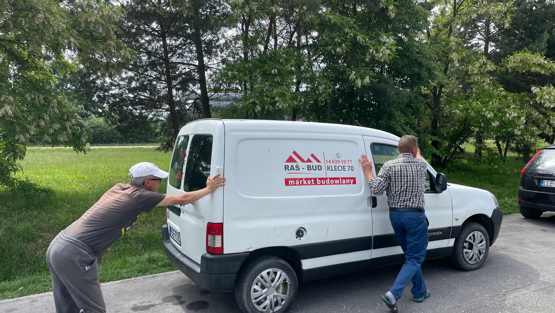 Nowoczesne auta nie tolerują odpalania "na pych". Lepiej pożyczyć prąd