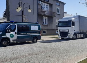 Kierowcy ciężarówek skracali sobie drogę. Mieszkańcy poprosili o kontrolę