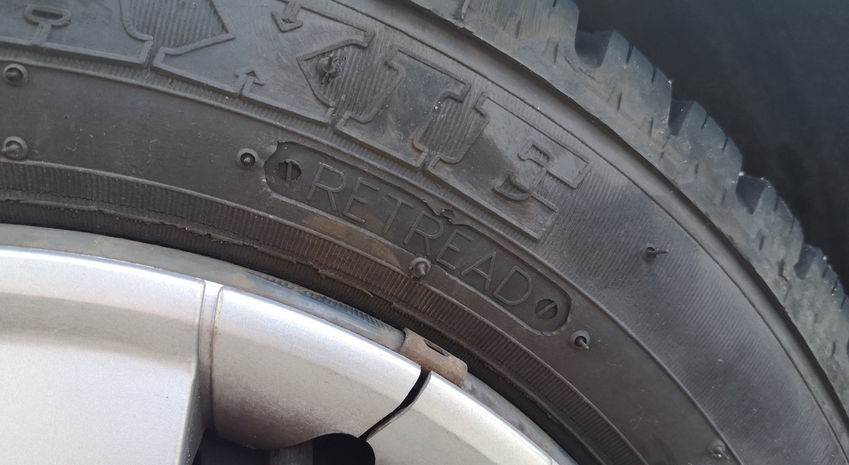 Opony bieżnikowane - czy można na nich stracić?