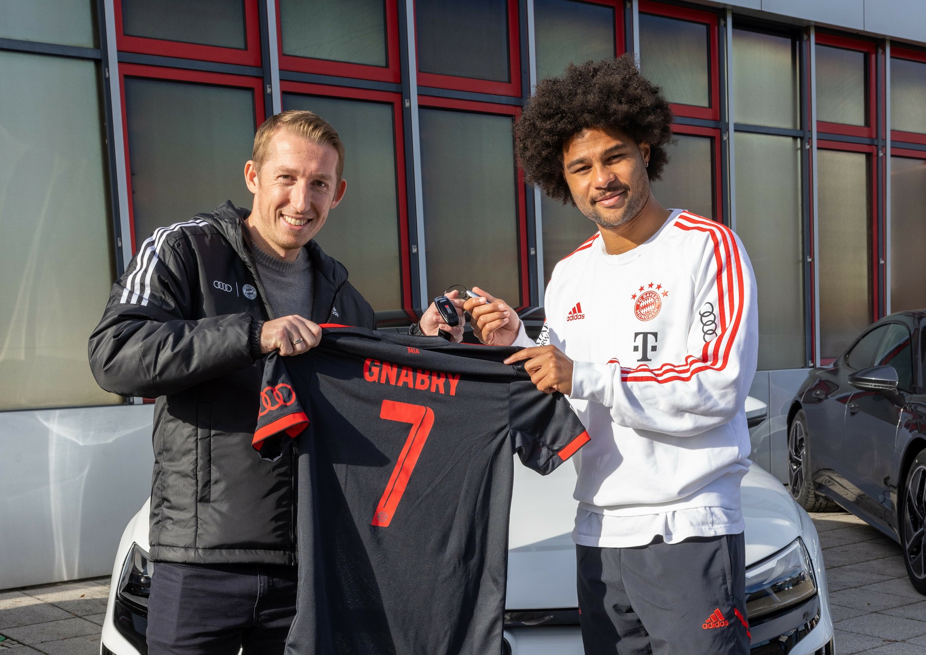 Piłkarz Serge Gnabry odbiera kluczyki od pracownika Audi