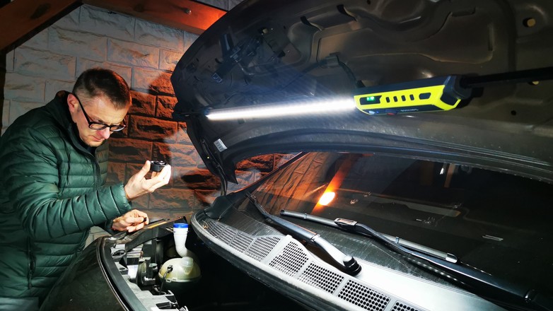 Lampa Philips Xperion 6000 under bonnet