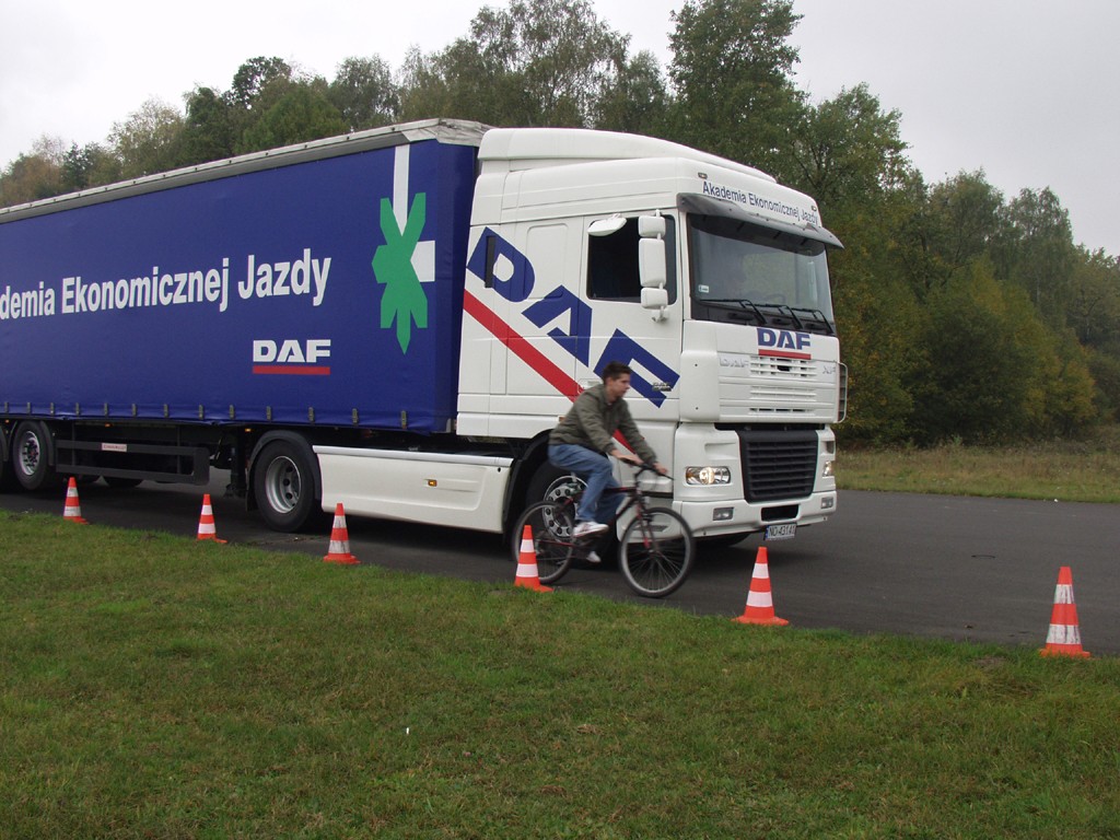 Uwaga, ciężarówka! Czyli - Duży widzi mniej!