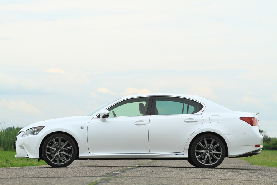 Lexus GS 450h: sportowy i multimedialny