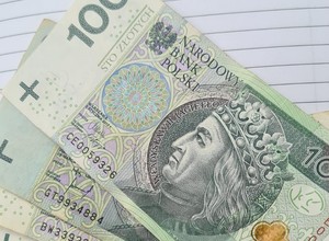 Pijany kierowca próbował przekupić policjantów. Myślał, że gotówka "naprawi" alkomat