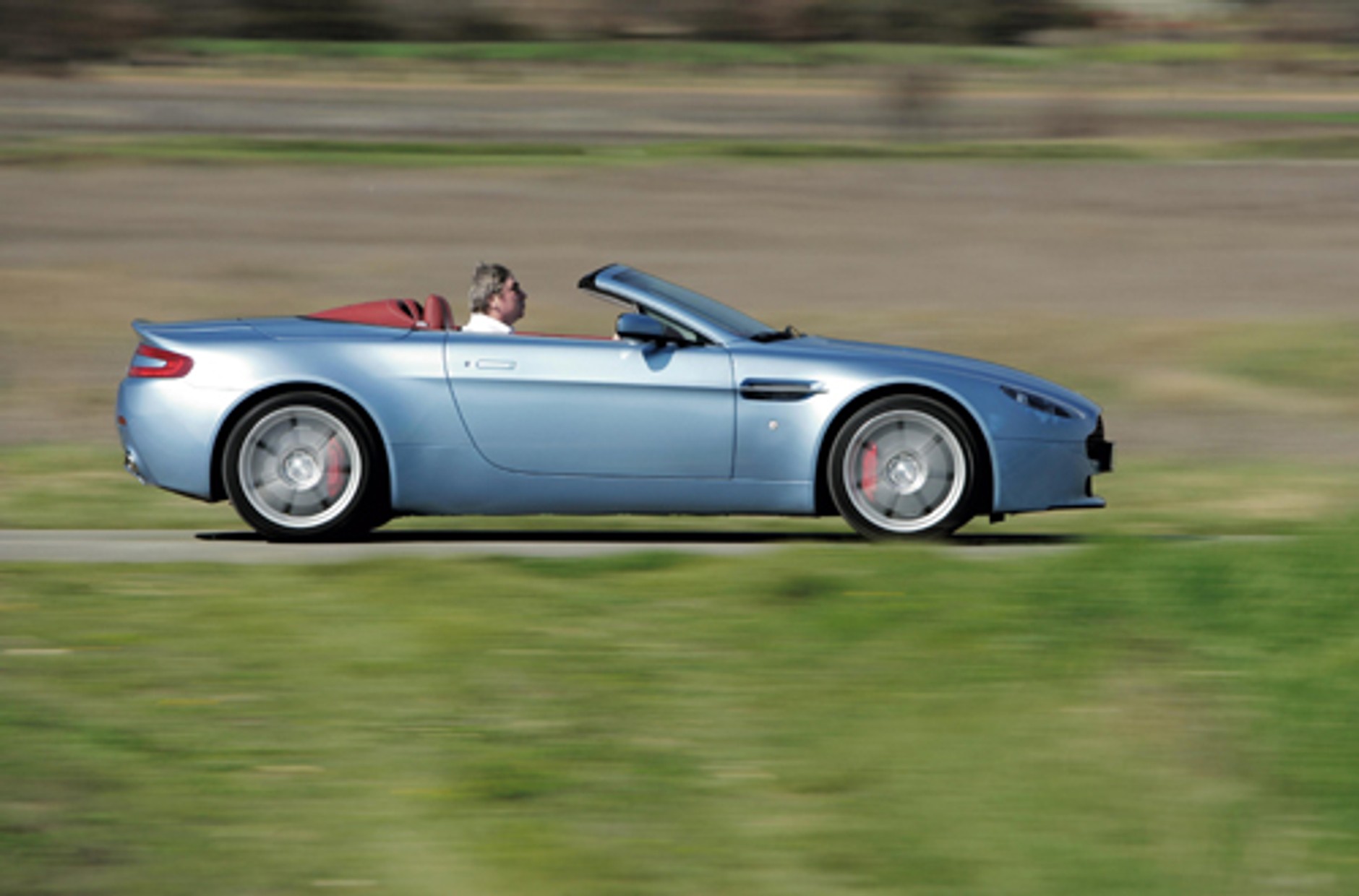 Aston Martin V8 Vantage Roadster - Od pierwszego wejrzenia