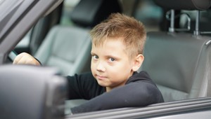 Dzieci za kierownicą dużych aut. Odważny pomysł Komisji Europejskiej