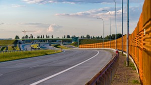 Ekrany akustyczne różnego typu i ciche nawierzchnie. Tak walczy się z hałasem na drogach