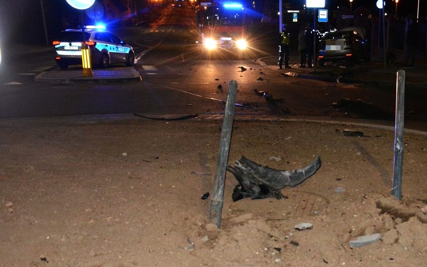 Samochód zatrzymał się dopiero na betonowym koszu