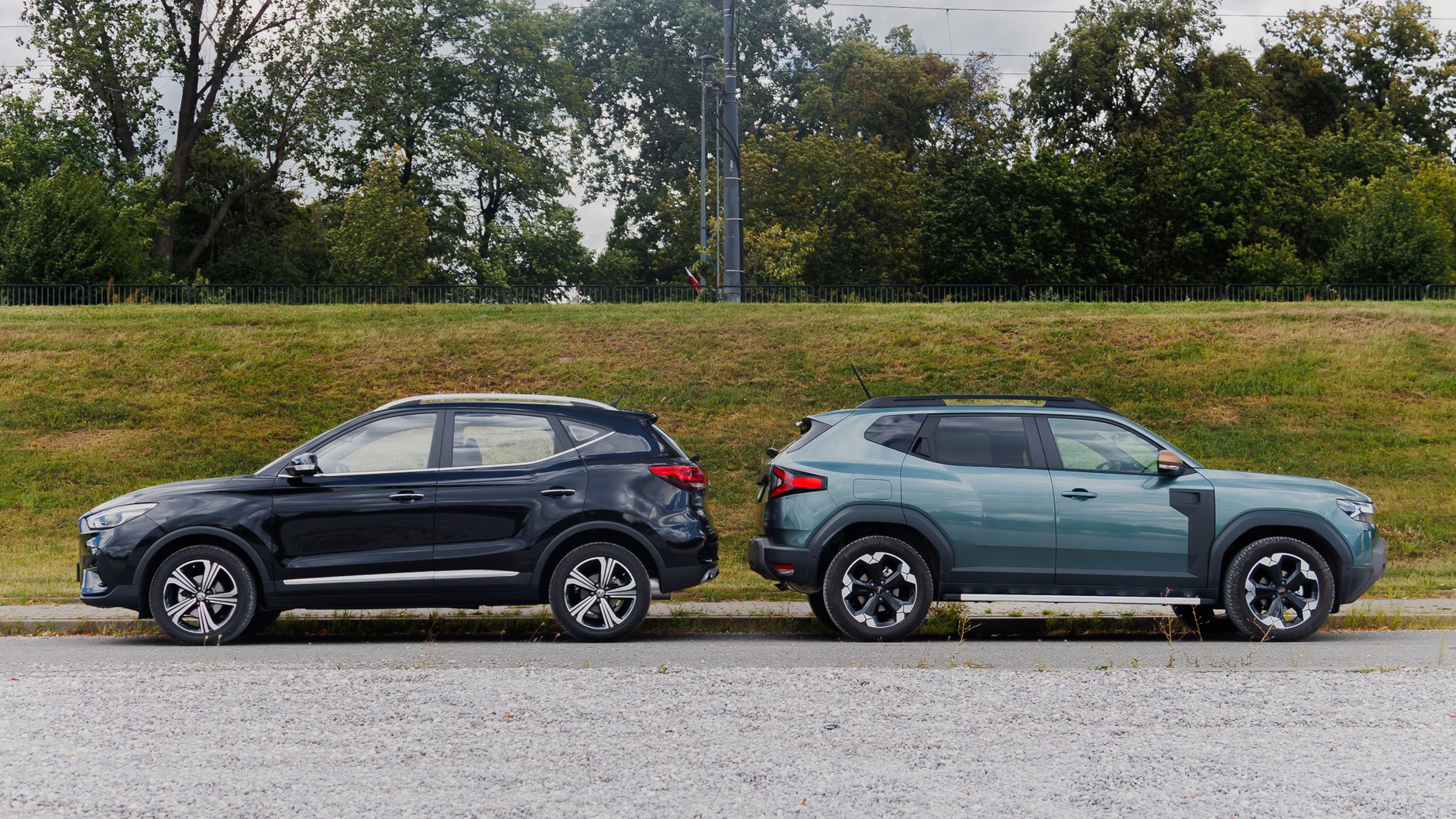 Dacia Duster kontra MG ZS. Porównanie dwóch budżetowych samochodów