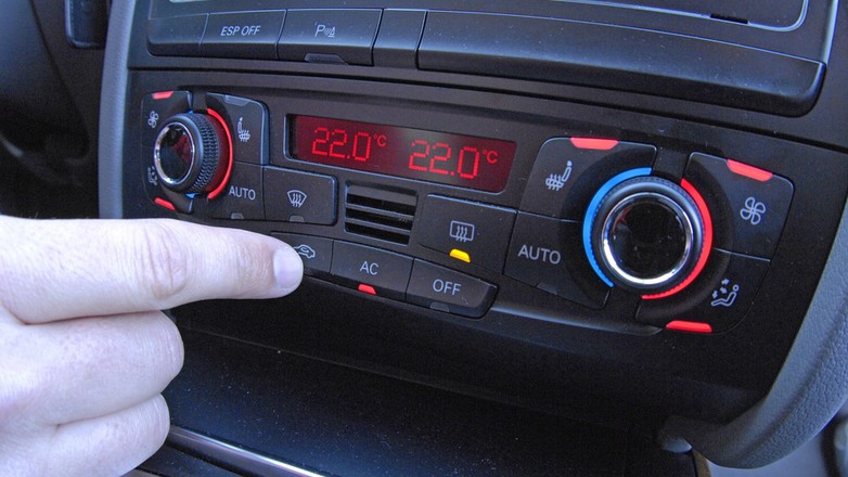 Klimatyzacja automatyczna w różnych autach potrafi mieć zupełnie inne algorytmy działania. Czasem tryb automatyczny rzeczywiście zapewnia komfort w upały, ale często zdarza się, że trzeba wymusić ustawienia manualne. Najbezpieczniej w trakcie używania klimatyzacji nie korzystać z nawiewu na nogi - czasem może tamtędy polecieć ciepłe powietrze wbrew woli kierowcy.