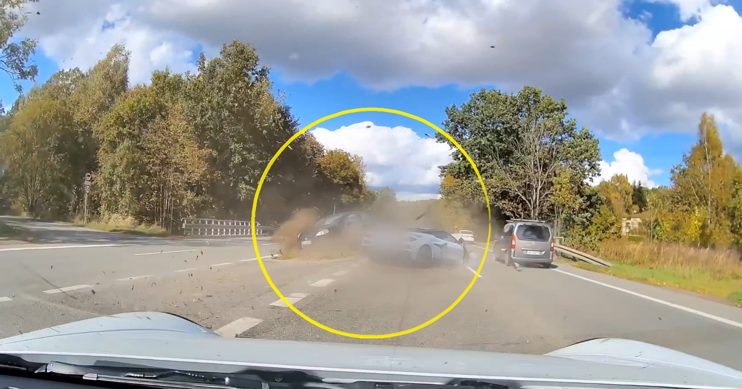 Kolizja z udziałem Chevroleta Corvette i Porsche 911 na DK81