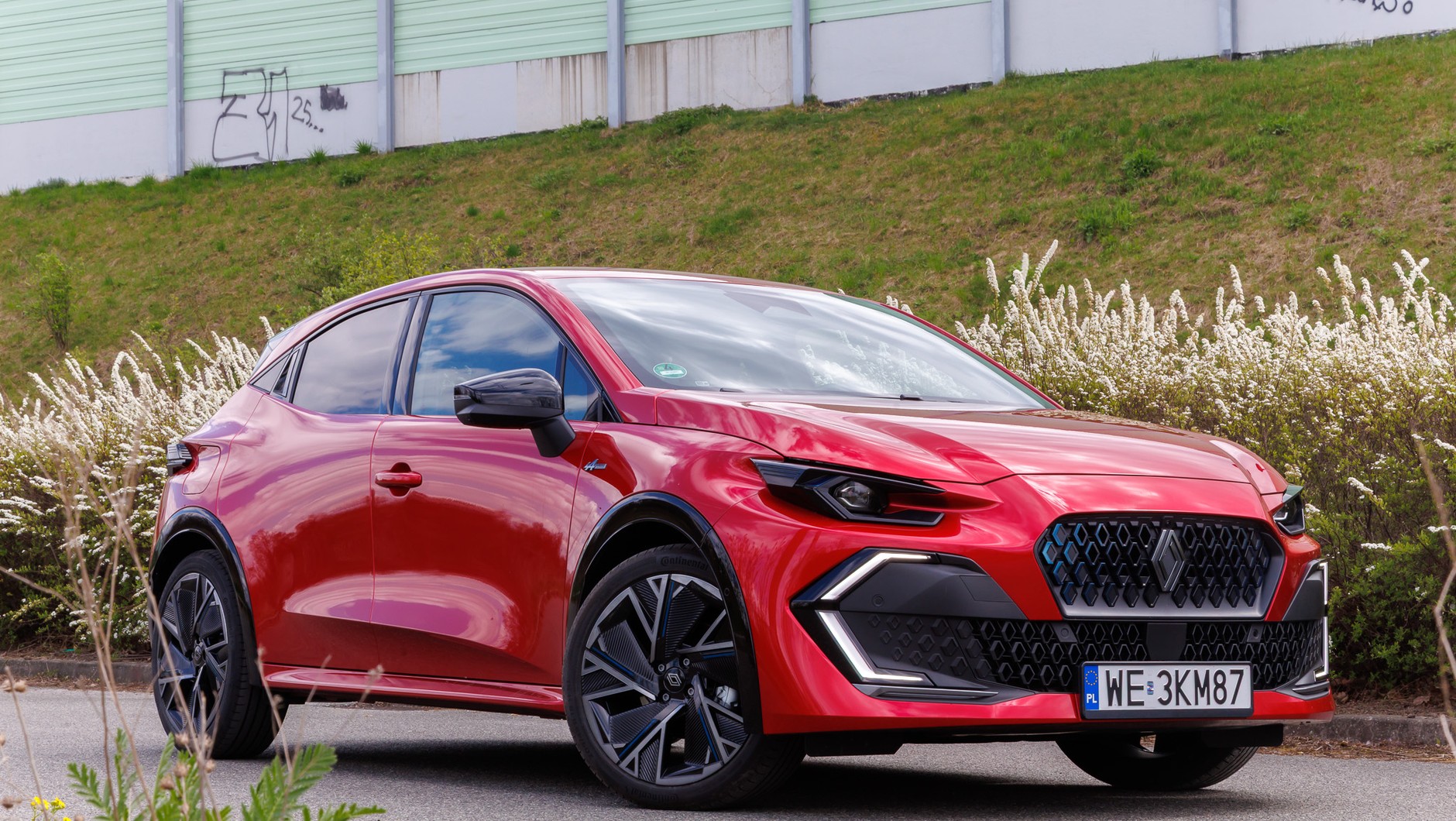 Renault Clio esprit Alpine też błyszczy nie bez powodu – lakier tak gruby,  jak w niejednym aucie luksusowym. 