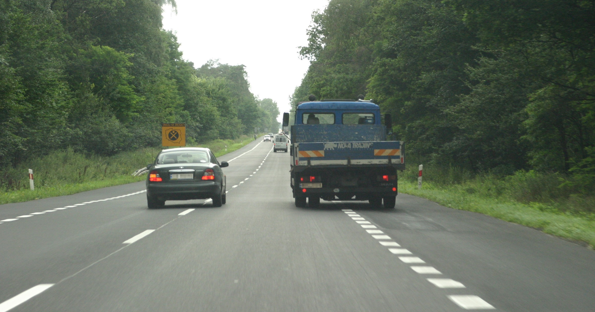 Nieprawidłowe używanie kierunkowskazu podczas wyprzedzania nie jest może bardzo dużym błędem, ale w określonych sytuacjach może mylić