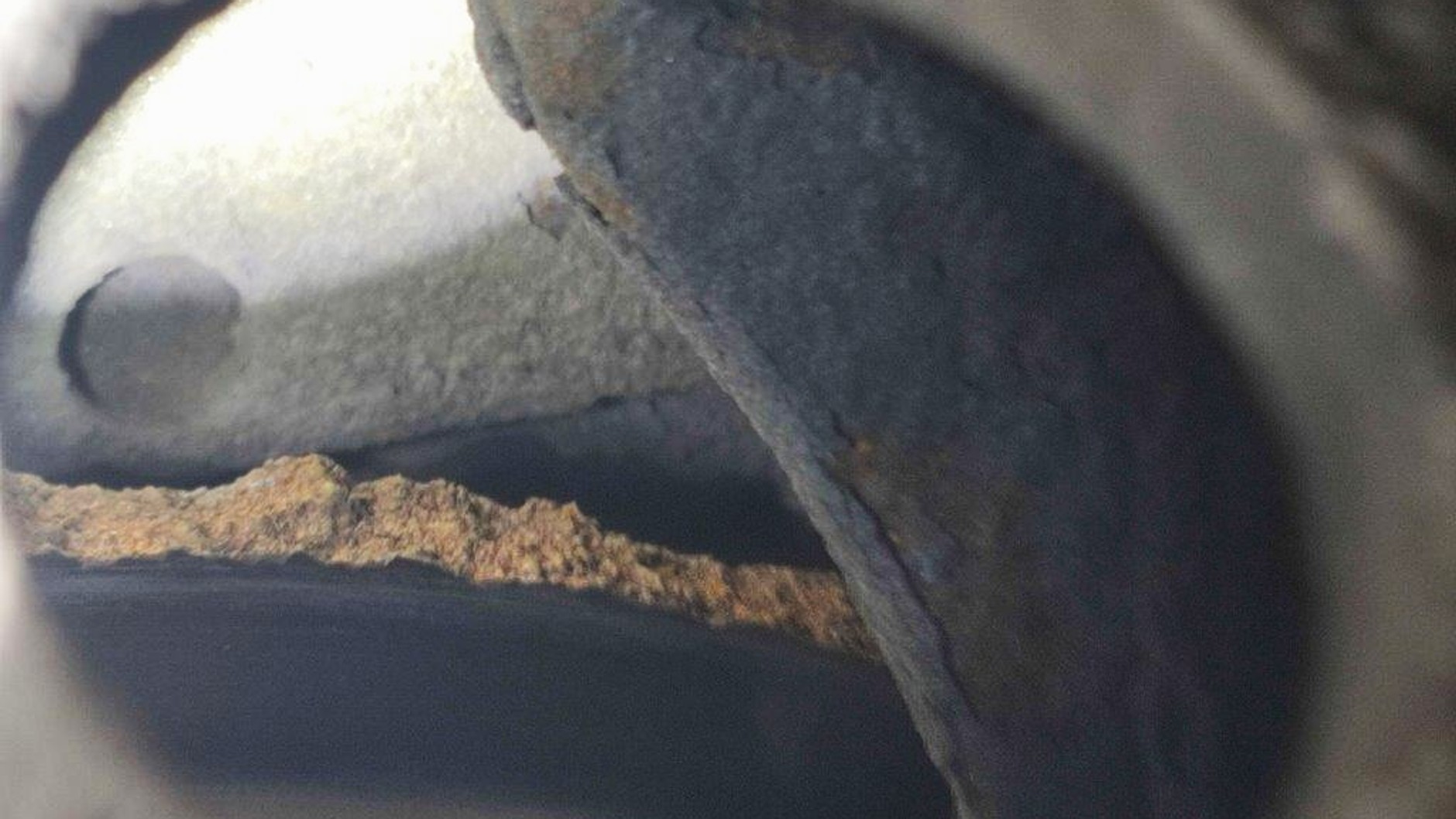 Skrajnie zużyta i ukruszona tarcza hamulcowa przy kole naczepy ciężarowej