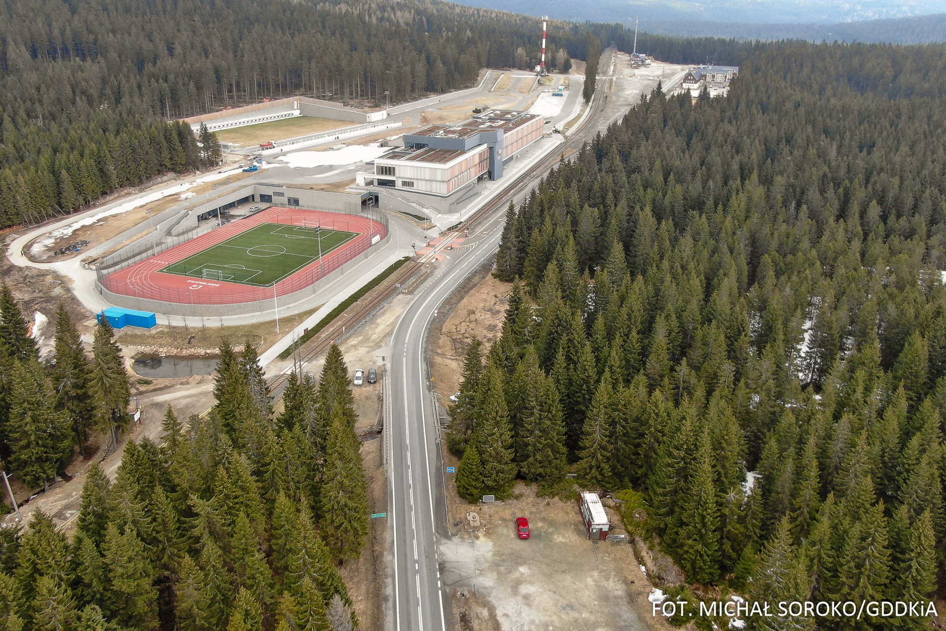 Najwyżej położona droga krajowa w Polsce to DK5 na Polanie Jakuszyckiej, poprowadzona jest na 886 m n.p.m.