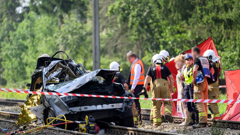 25815511 - DACHOWA ŚMIERTELNY WYPADEK NA PRZEJEŹDZIE KOLEJOWYM (wypadek na przejeździe kolejowym w miejscowości Dachowa)