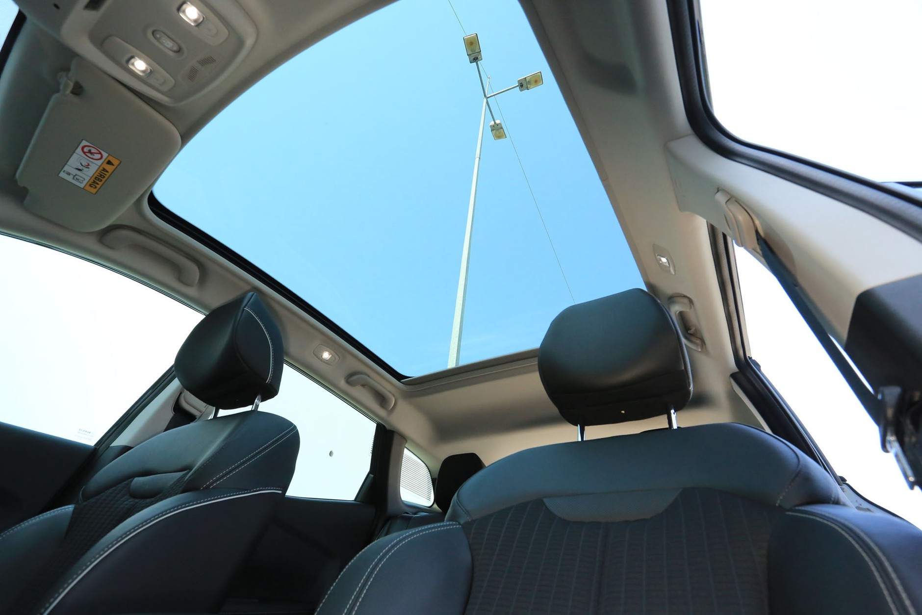 Szyberdach: z widokiem na kłopoty - koszt naprawy od 2 000 do 15 000 zł