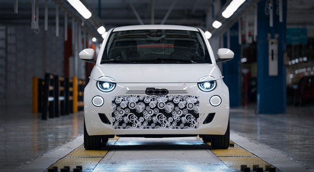 Fiat przerobił elektryka na model spalinowy. 500 Hybrid niedługo trafi do produkcji