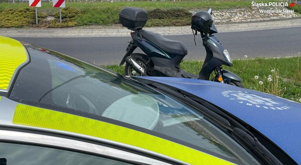 Obraz pochodzący z serwisu https://wodzislaw-slaski.policja.gov.pl/k28/informacje/wiadomosci/383654,Pijani-jechali-motorowerem-Zatrzymala-ich-wywrotka-i-powiadomieni-przez-swiadkow.html
