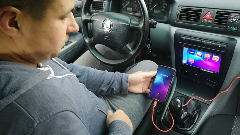 WebLink nowy standard łączności smartfona z radiem samochodowym