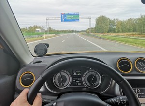 Od ostrzegania po hamowanie - jak technika wyręcza kierowcę