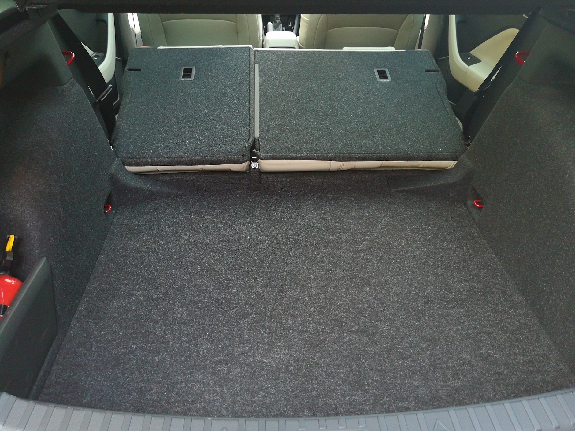 Skoda Scala Style 1.5 TSI: a to bagażnik po złożeniu oparć kanapy. Ten próg, który powstaje, trochę słaby