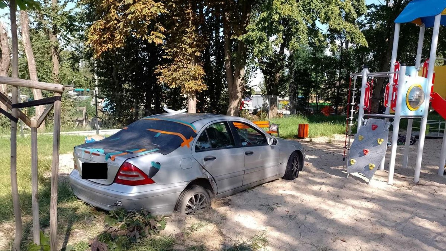 Wjechał na plac zabaw, ale zdołał już z niego wyjechać