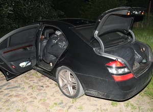Mercedes był wypakowany nielegalnym towarem. SG przejęła prawie 100 kg krajanki