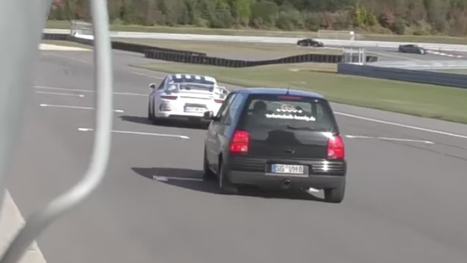 350-konny Seat Arosa walczy z superautami
