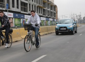 Czy rowerzyści mogą jechać ulicą obok siebie? Kierowców to irytuje, a przepis nie jest jasny