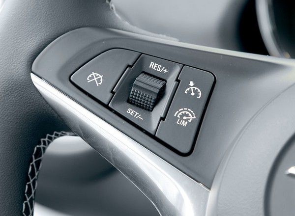 Czy tempomat zwiększa zużycie paliwa? Odpowiedź jest zaskakująca. To zależy