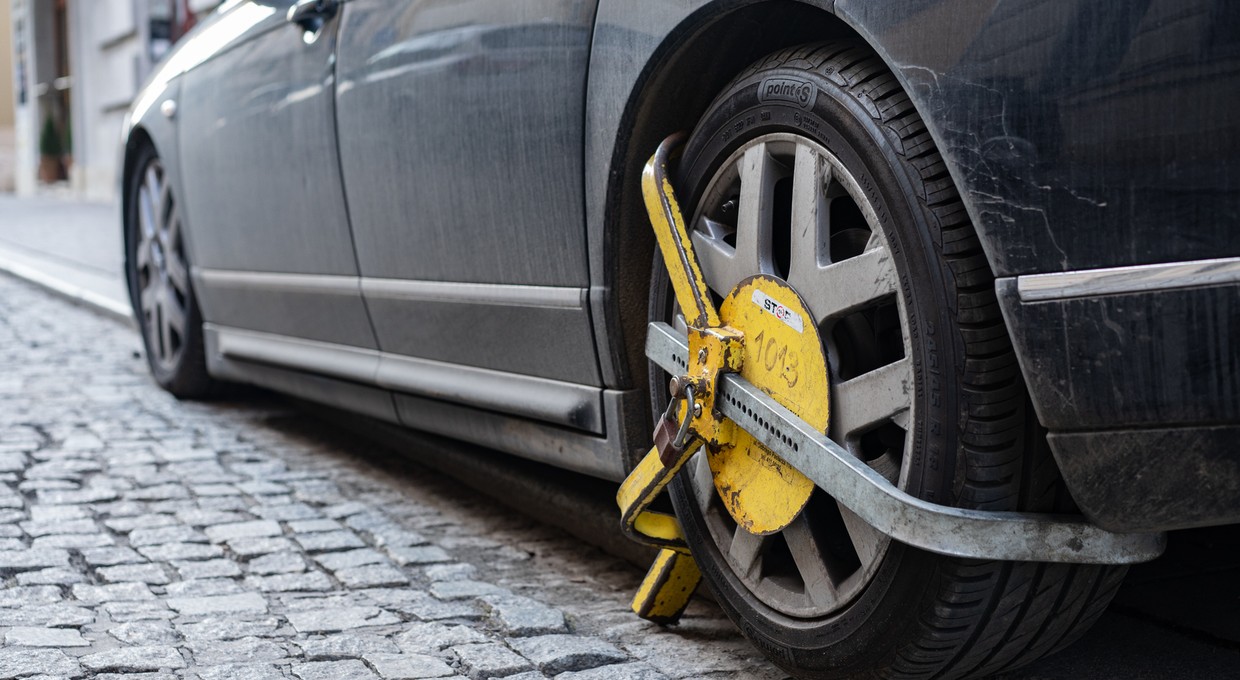 Dziś od rana działa znak B-38. Zanim zaparkujesz pod cmentarzem, zobacz, czy nie ustawiasz się za nim