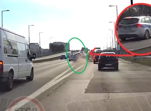 Stołeczni policjanci rozbili radiowóz. Nagranie hitem internetu