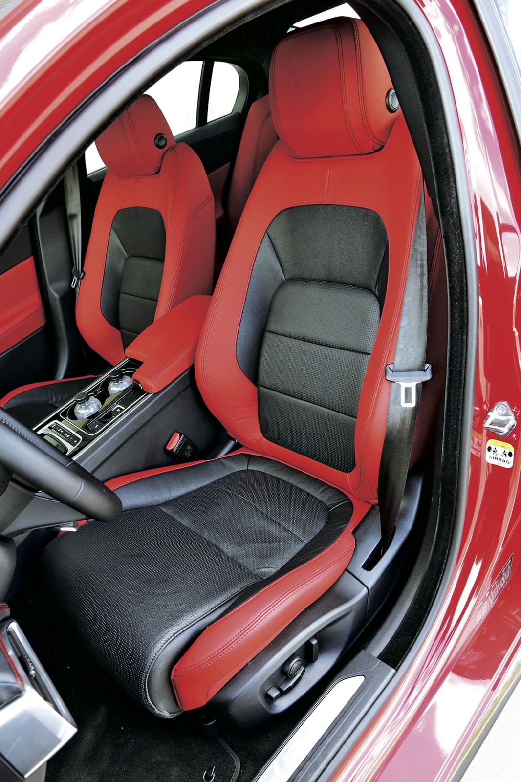 Jaguar XE - Mocny powrót Jaguara