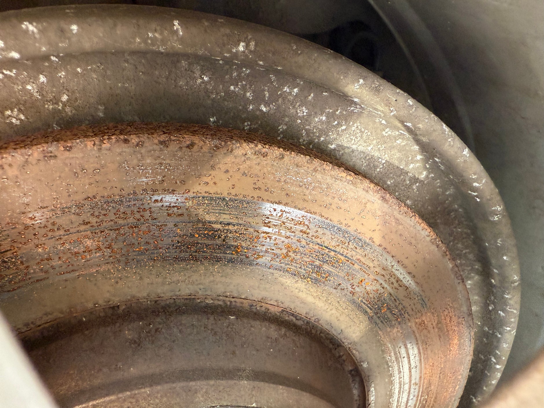 Jeśli jedne tarcze hamulcowe na aucie pracują, a jedna czy dwie wyglądają na mniej używane, to znaczy, że te mniej używane nie działają