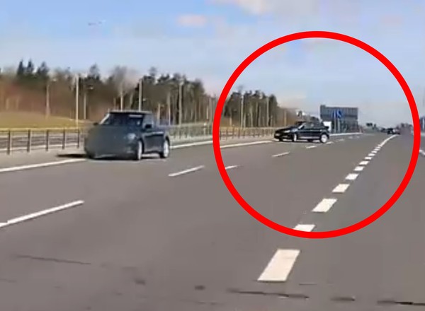 Nagle zdecydowała się na szokujący manewr. Zawróciła na środku drogi [WIDEO]