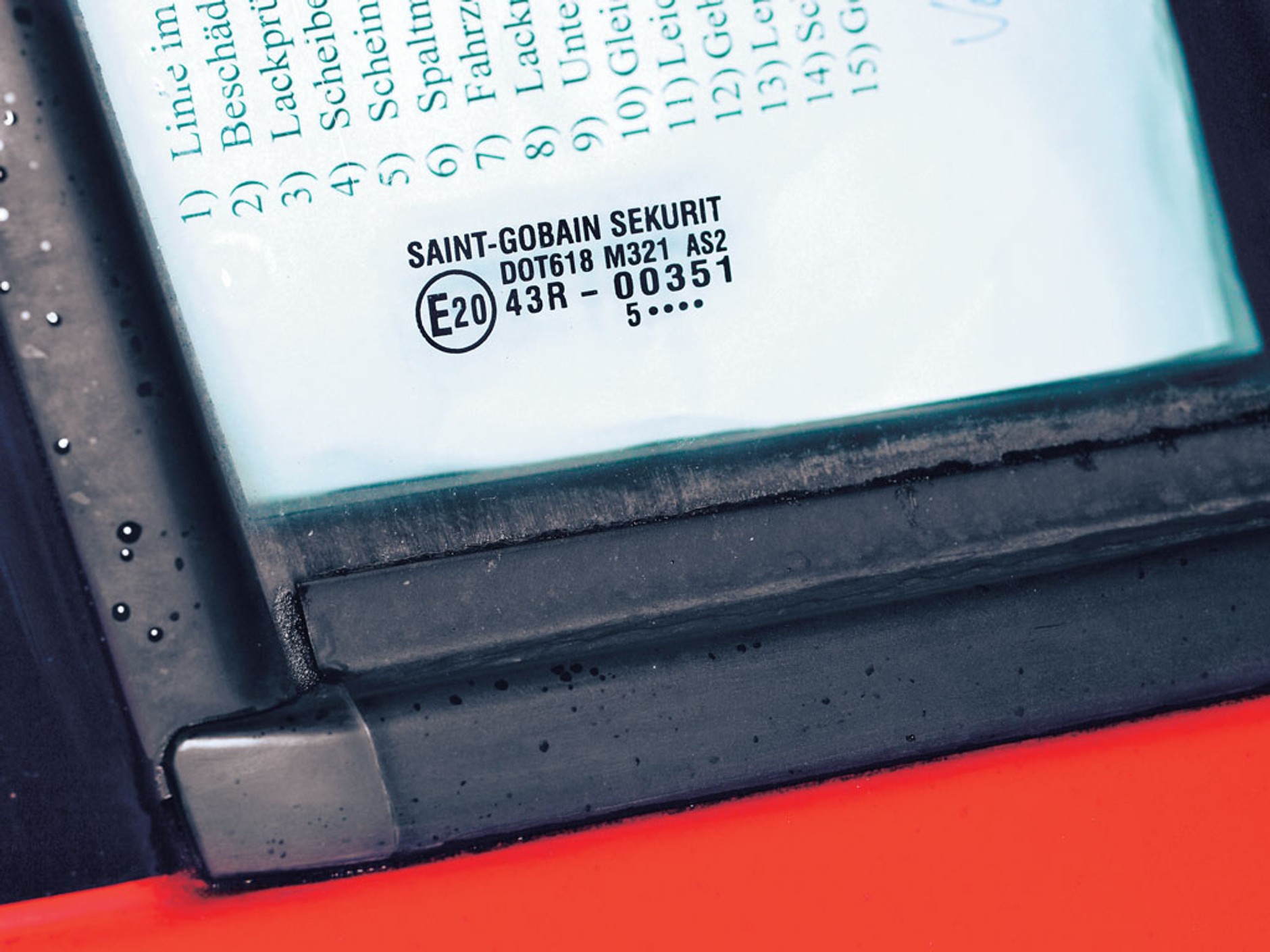 Ocena stanu technicznego auta - opisy na szybach