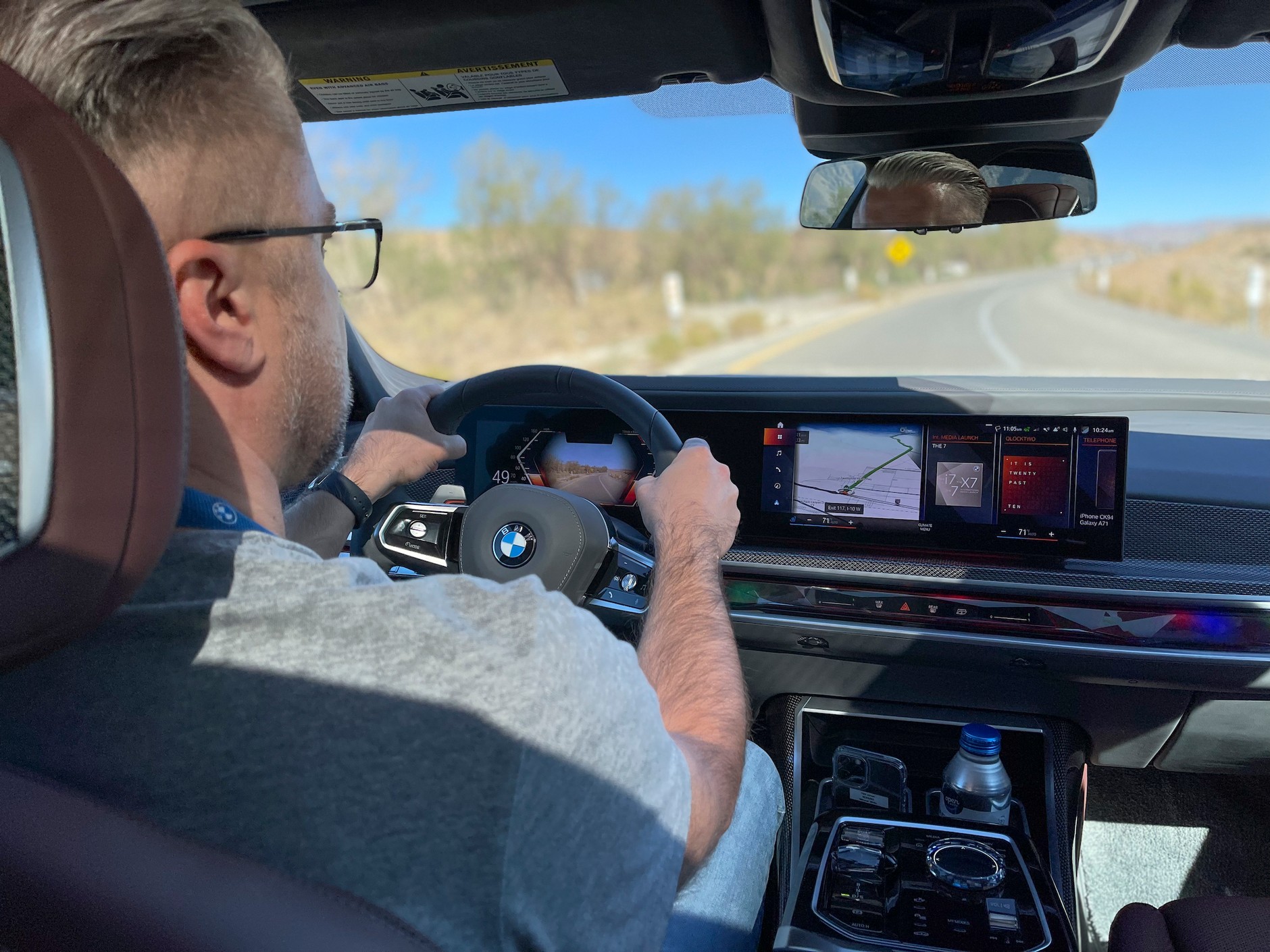 Za kierownicą nie czuć gabarytów nadwozia. BMW i7 dzięki tylnej osi skrętnej jest bardzo zwinne i łatwo nim się manewruje