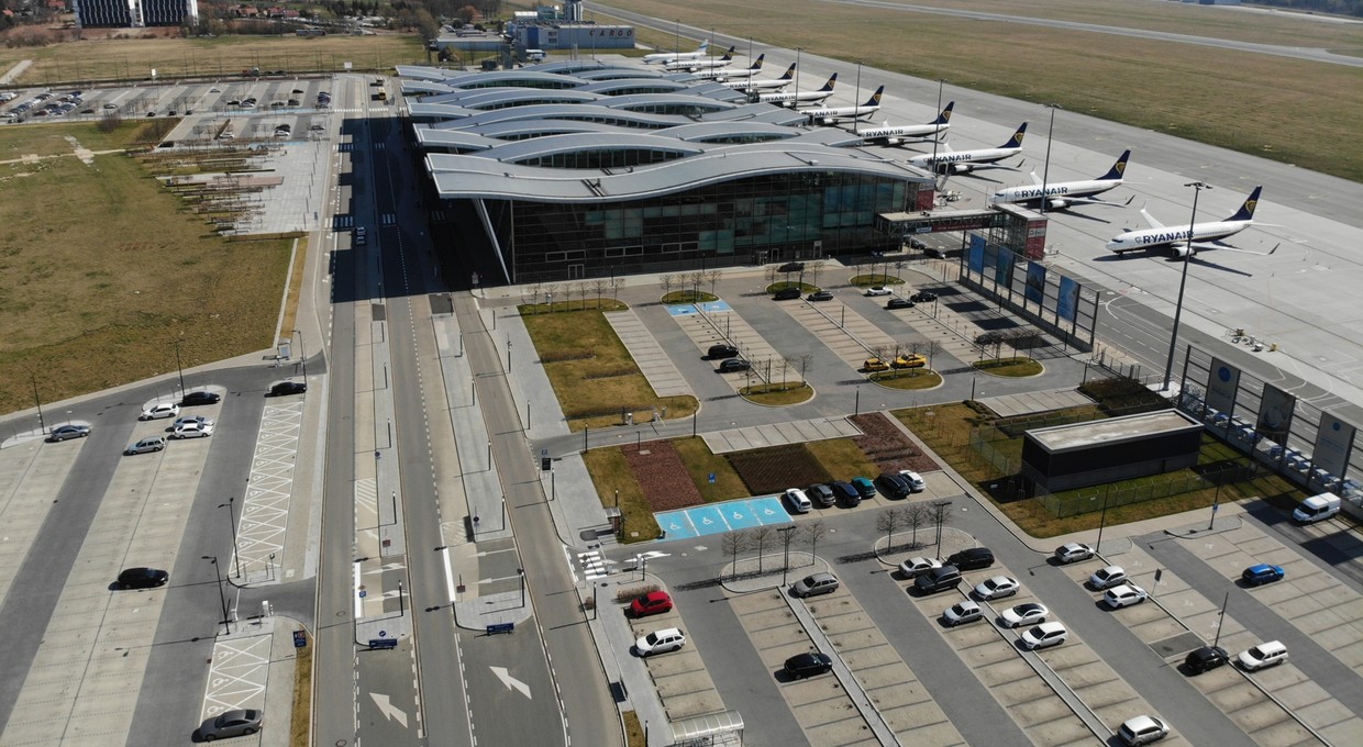 Pozostawione auta na lotniskowych parkingach - co z opłatami?