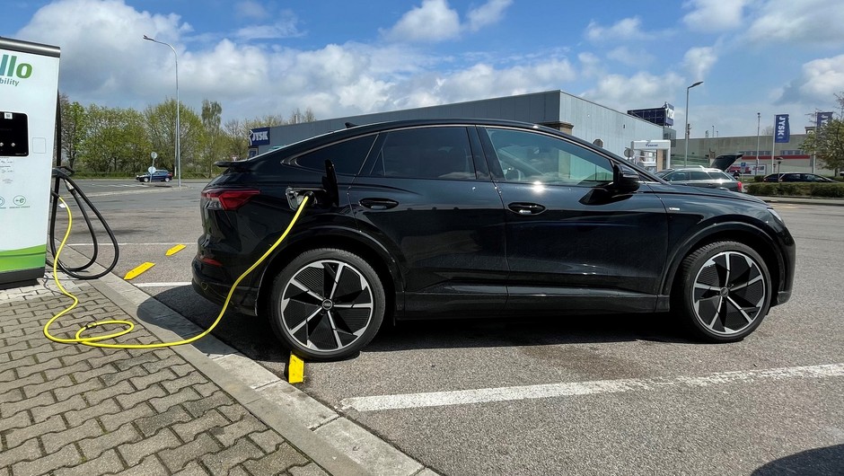 Ładowanie samochodu elektrycznego